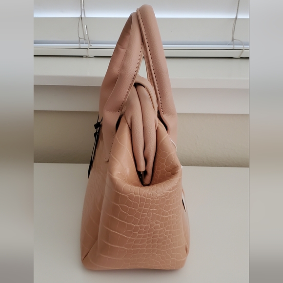 Elegant Tan Crocodile-Embossed Handbag - Picture 3 of 6